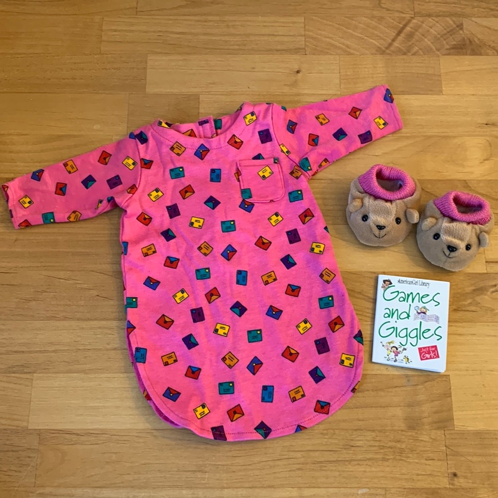 1998 Pleasant Company American Girl of Today - Snooze Shirt & AG Bear Slippers